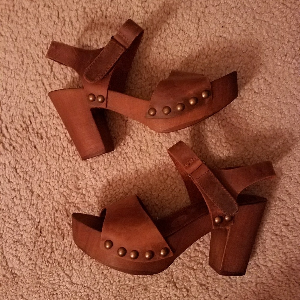 Brown platforms