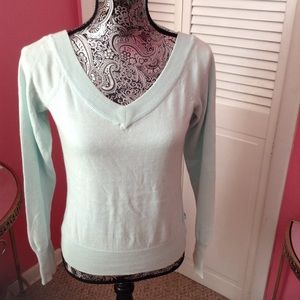 AMERICAN EAGLE BABY BLUE V NECK M