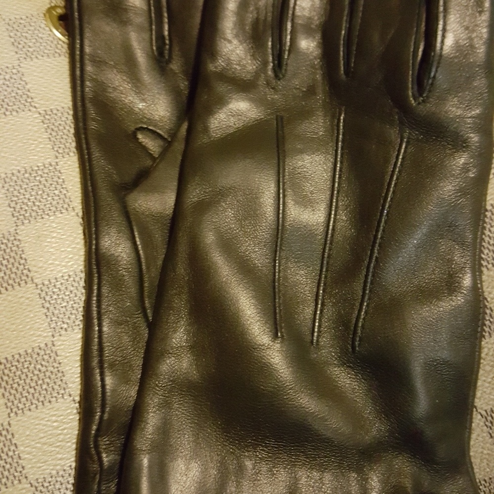 Coach Iconic Black Leather Gloves - Picture 5 of 6