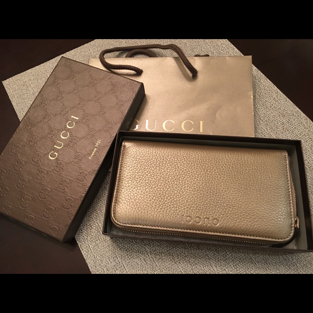 SOLD!! New Gucci wallet