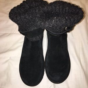 Knitted uggs with a beautiful black belt