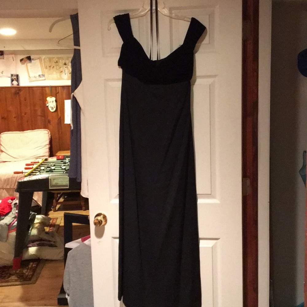 Floorlength formal black dress. Size 10