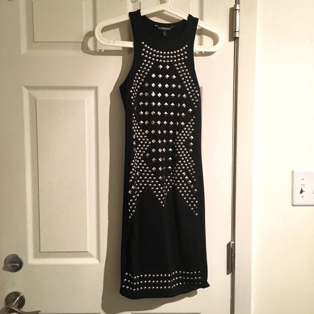 Express dress with rivets