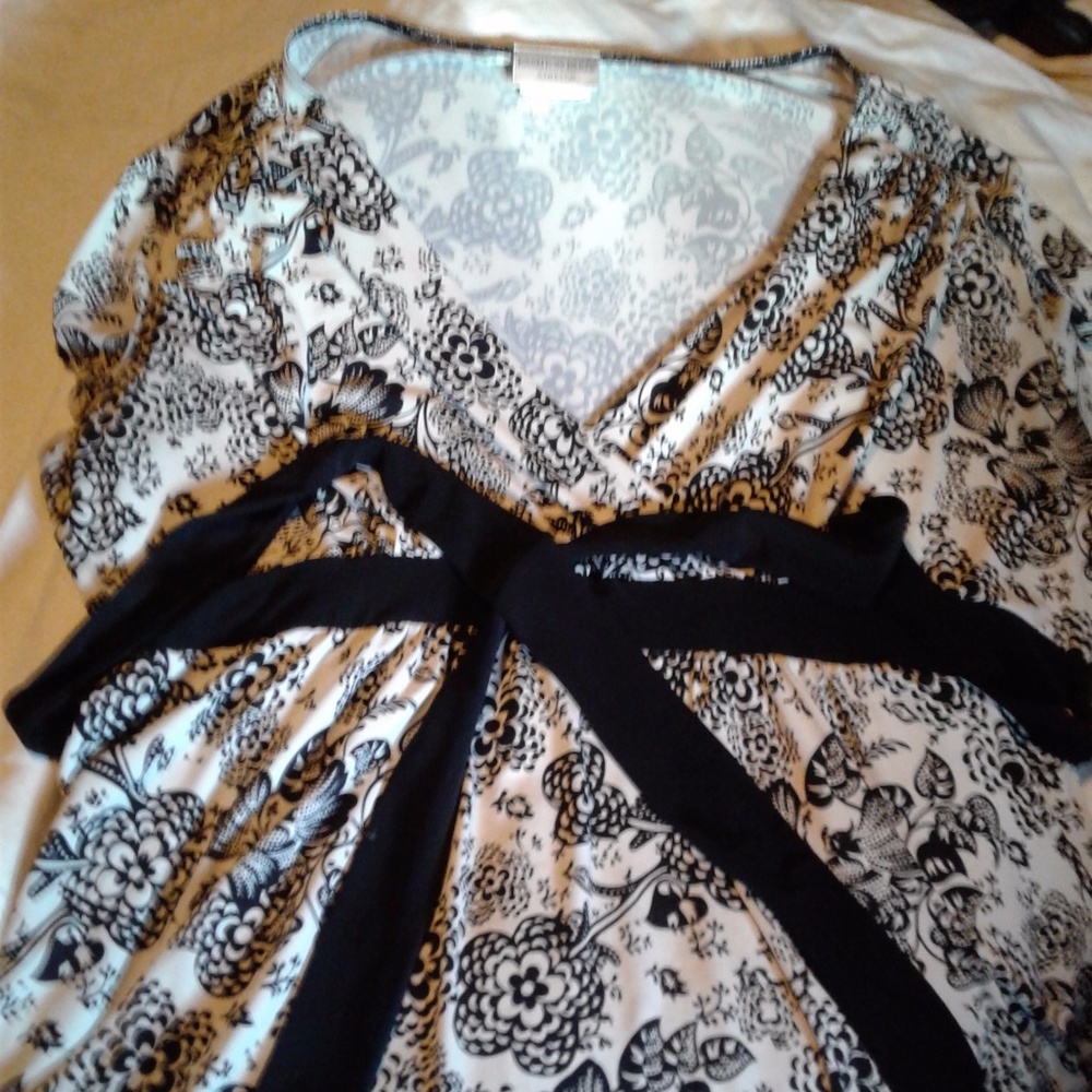 Flowy stretch shirt with black tie, flower print.