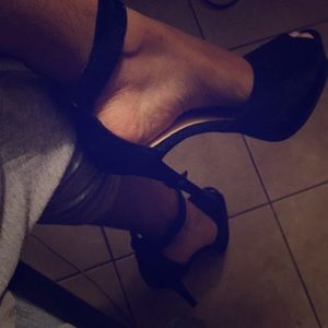 Velvet peak-toes heels👅😍