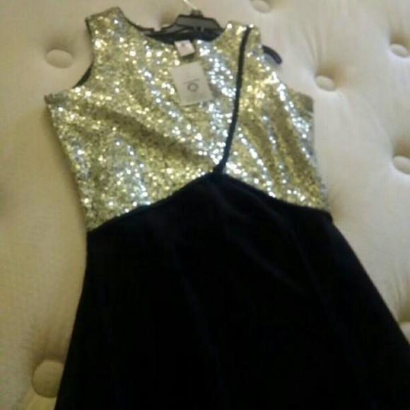 Evening party gown - Picture 1 of 4