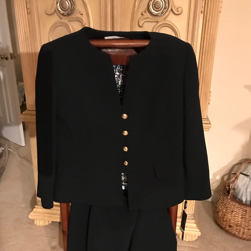 TaHari Arthur s Levin petite suit