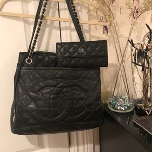 Chanel set: large shoulder bag and wallet