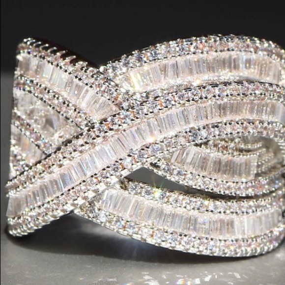 🆕 Ss white sapphire and clear cz ring. - Picture 1 of 2