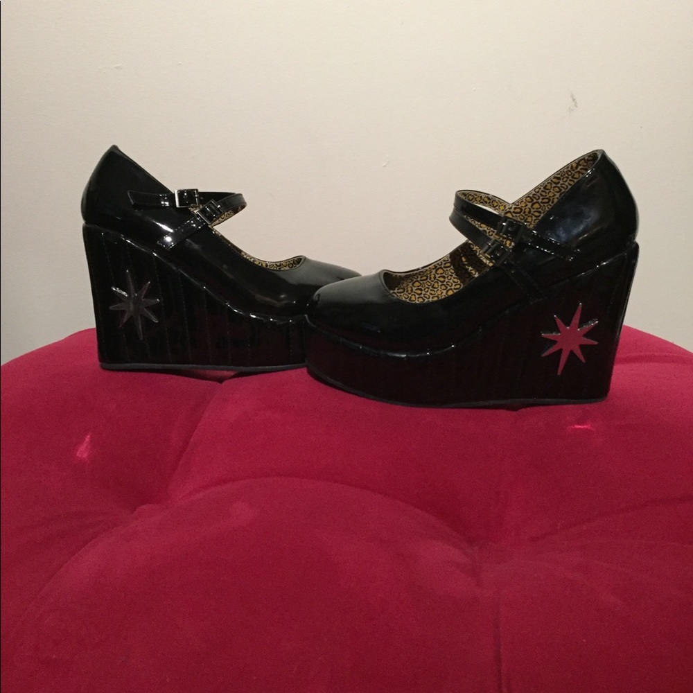 Lux de Ville black wedges