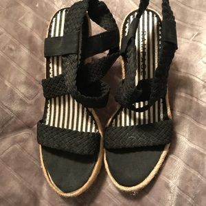 New woven wedged shoes