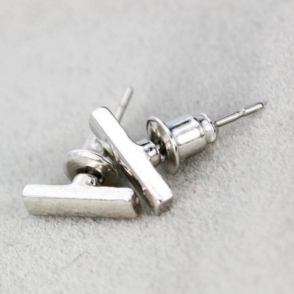 ⭐️ Awesome Minimalist line bar stud earrings available in gold or silver ⭐️ - Picture 2 of 8