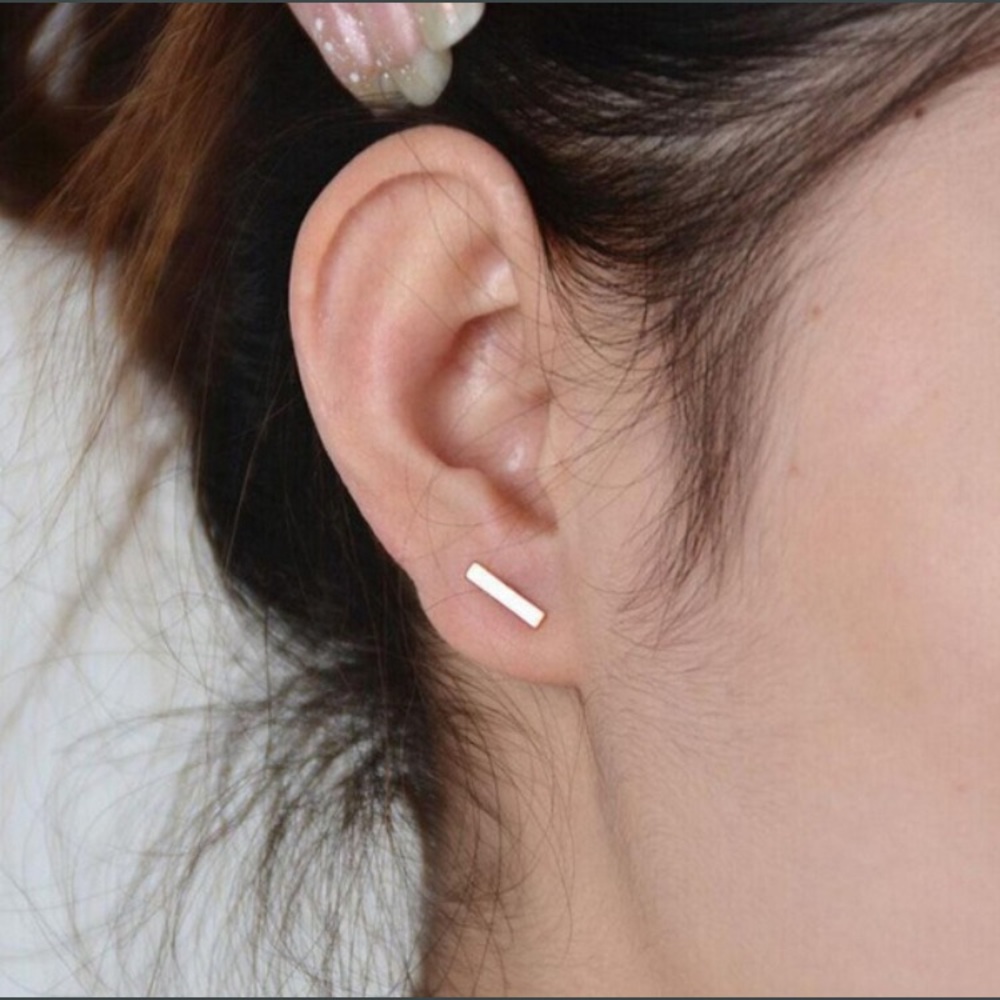 ⭐️ Awesome Minimalist line bar stud earrings available in gold or silver ⭐️ - Picture 4 of 8