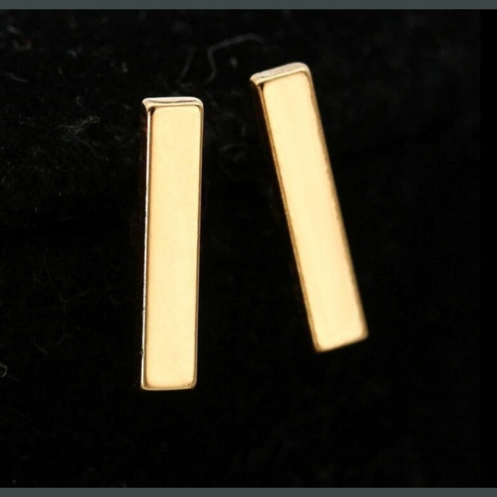 ⭐️ Awesome Minimalist line bar stud earrings available in gold or silver ⭐️ - Picture 5 of 8