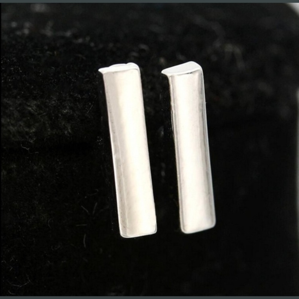 ⭐️ Awesome Minimalist line bar stud earrings available in gold or silver ⭐️ - Picture 6 of 8
