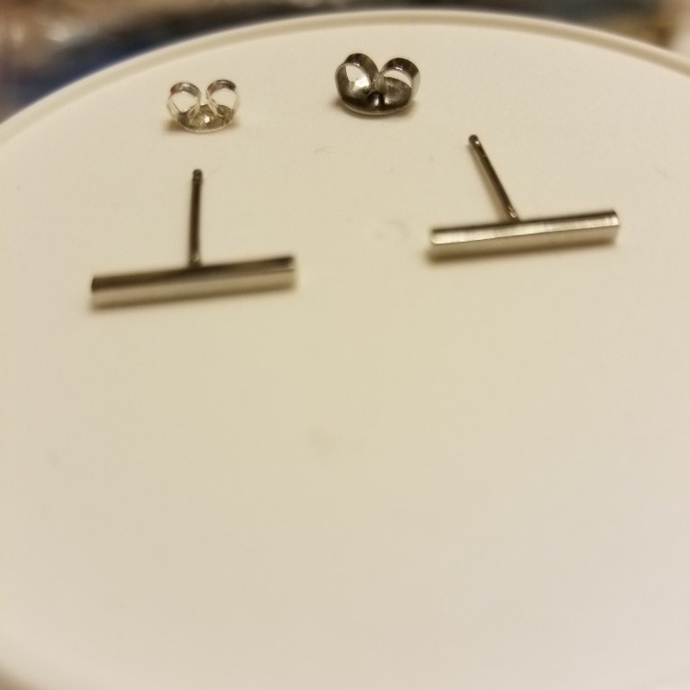 ⭐️ Awesome Minimalist line bar stud earrings available in gold or silver ⭐️ - Picture 7 of 8