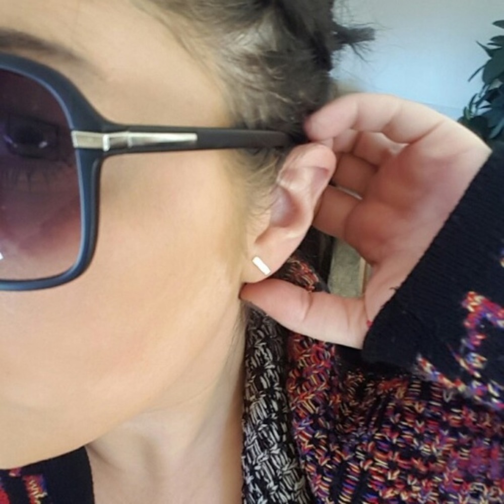 ⭐️ Awesome Minimalist line bar stud earrings available in gold or silver ⭐️ - Picture 8 of 8