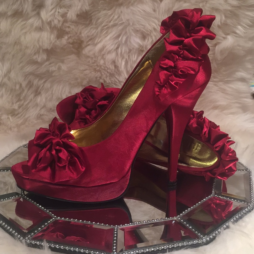 Liliana Ruby Red 💋💄❤️Ruffled Pumps