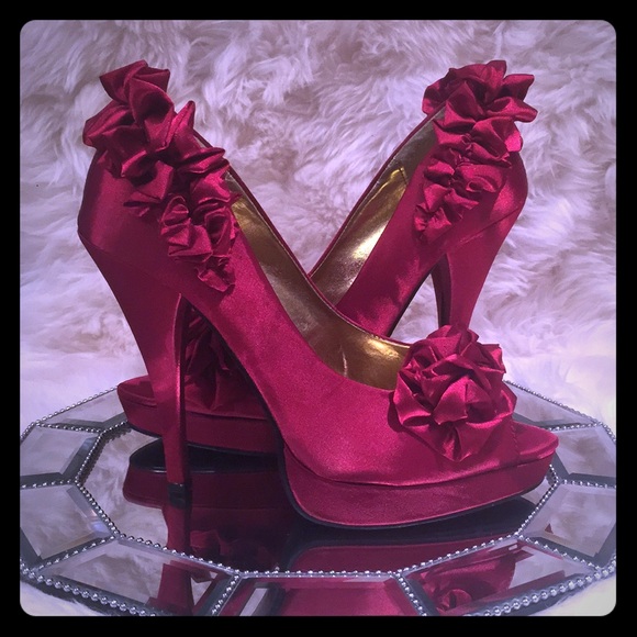 Liliana Ruby Red 💋💄❤️Ruffled Pumps - Picture 7 of 7
