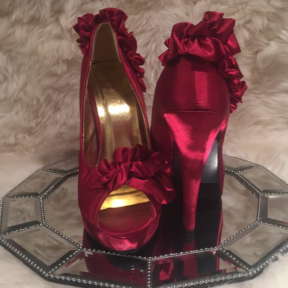 Liliana Ruby Red 💋💄❤️Ruffled Pumps - Picture 2 of 7