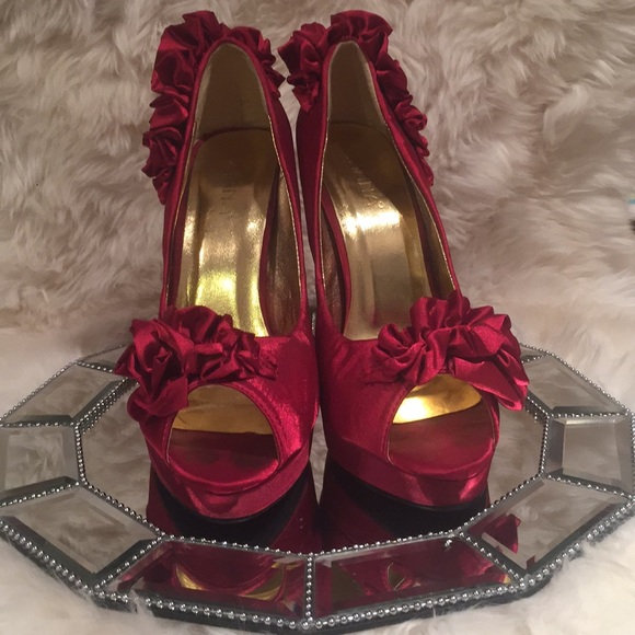 Liliana Ruby Red 💋💄❤️Ruffled Pumps - Picture 3 of 7