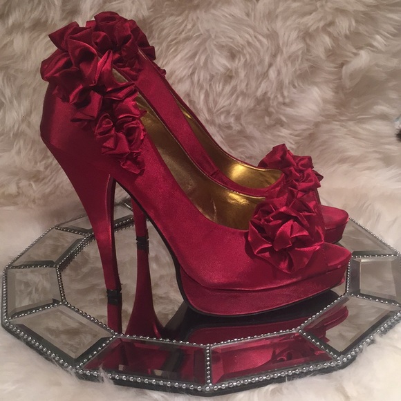 Liliana Ruby Red 💋💄❤️Ruffled Pumps - Picture 4 of 7