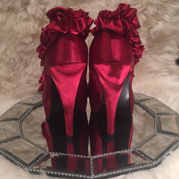 Liliana Ruby Red 💋💄❤️Ruffled Pumps - Picture 5 of 7