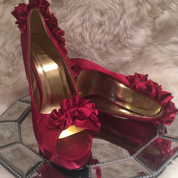 Liliana Ruby Red 💋💄❤️Ruffled Pumps - Picture 6 of 7