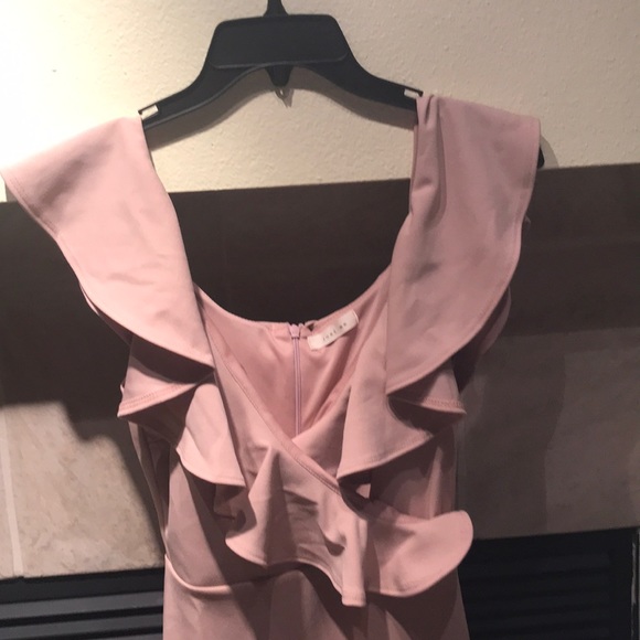 Gorgeous ruffle dress - Picture 4 of 6