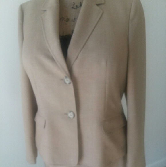 Ladies suit - Picture 1 of 4
