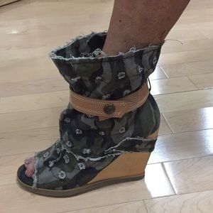 Wedge heel shoes