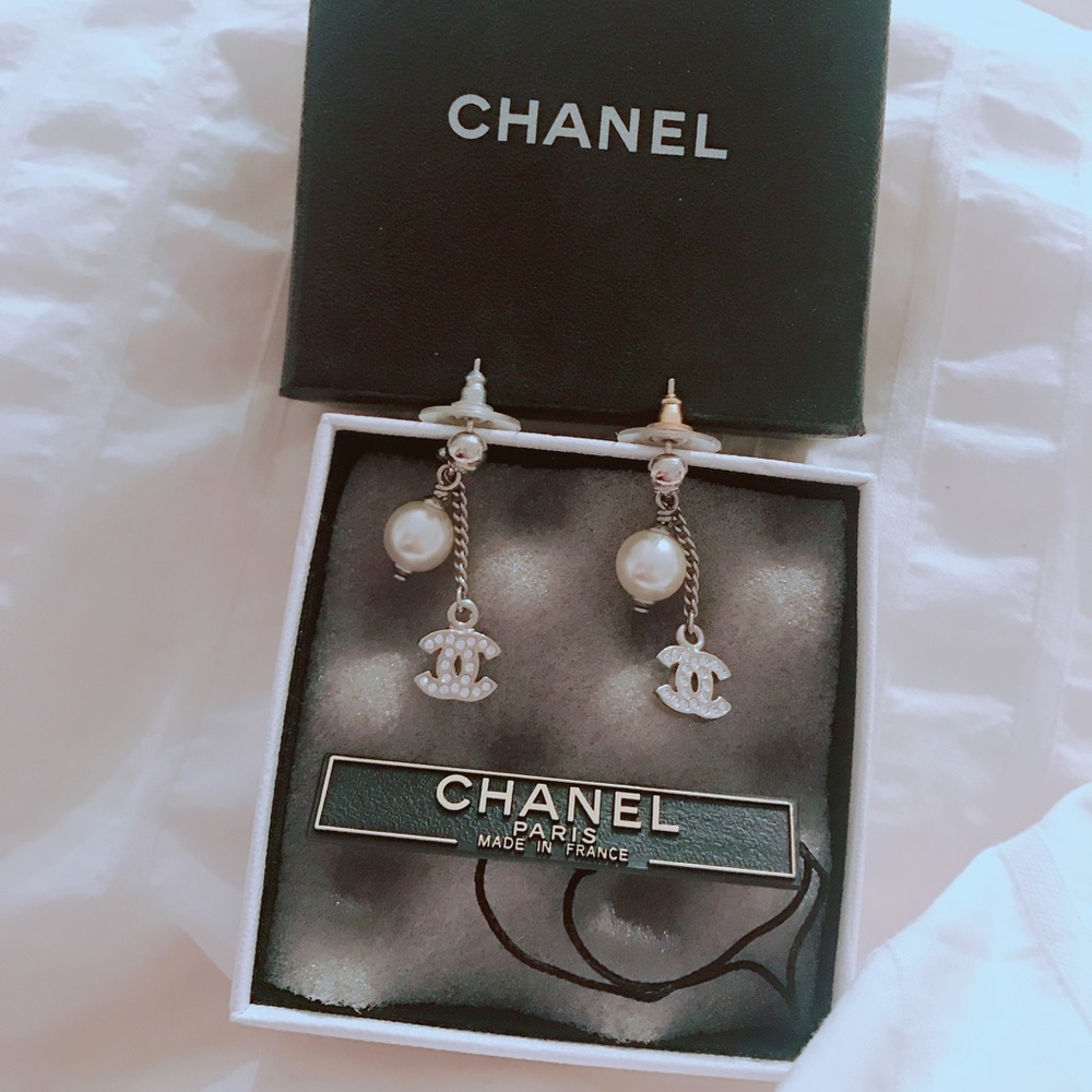 Chanel boucles oreille crystal and pearl earrings