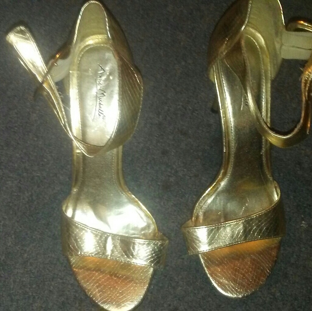 Gold heels - Picture 2 of 3