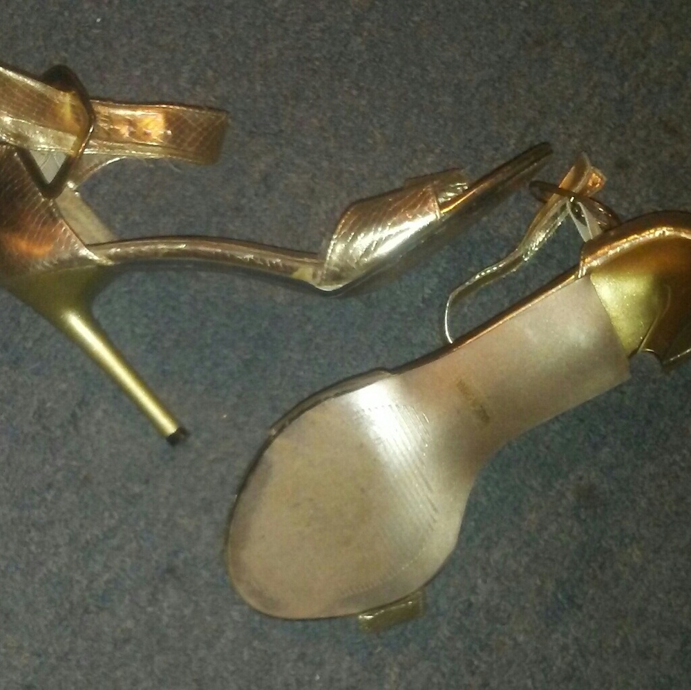 Gold heels - Picture 3 of 3