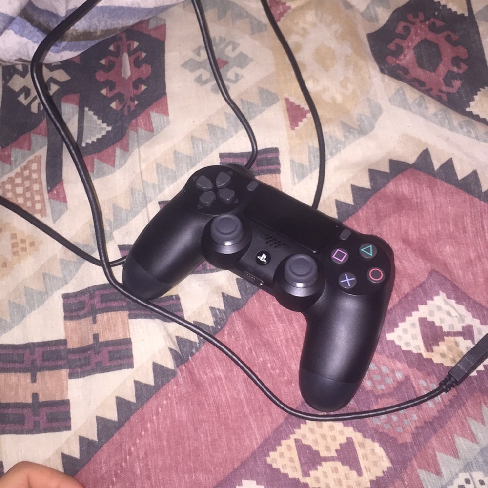 PS4 - Picture 2 of 3
