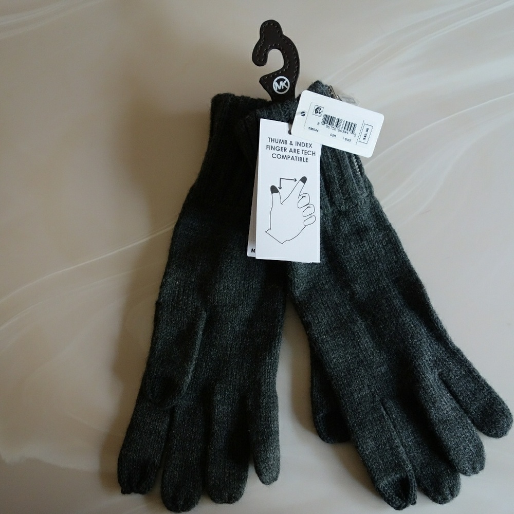 Michael Kors Gray Knit Tech Gloves NWT