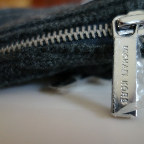 Michael Kors Gray Knit Tech Gloves NWT - Picture 4 of 4