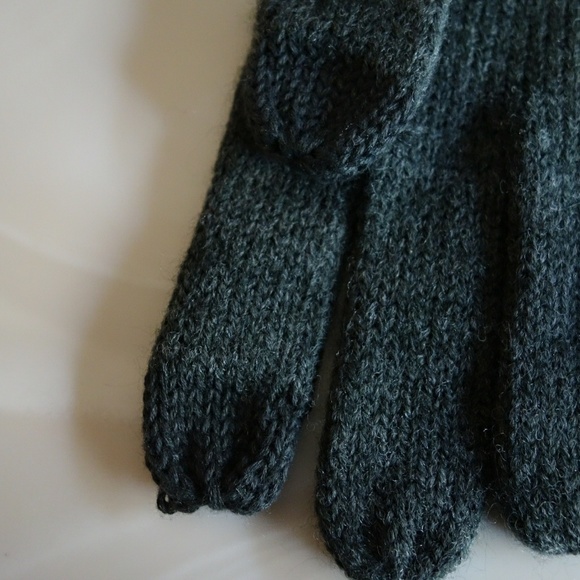 Michael Kors Gray Knit Tech Gloves NWT - Picture 3 of 4