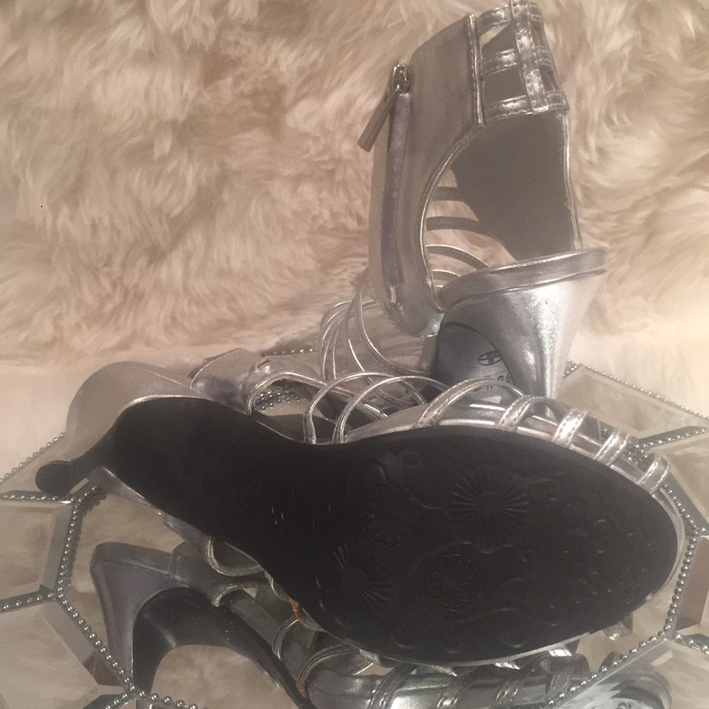 Silver Rouge Heels Size 9 - Picture 4 of 5