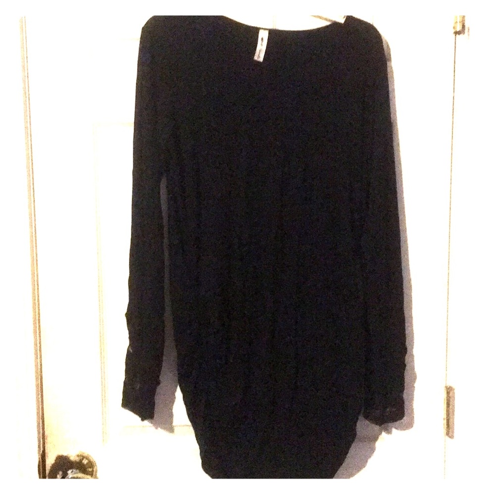 ❤️ Long simple shirt, great pair with leggings!