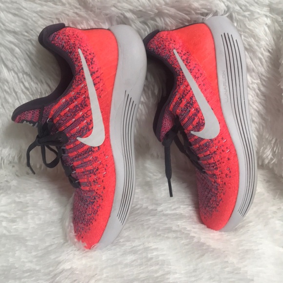 Nike Women's LunarEpic Low Flyknit 2 Running - Picture 2 of 6
