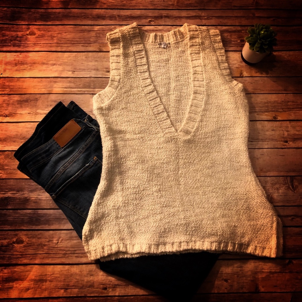 🇺🇸American Rag Sleeveless V-neck Sweater🇺🇸