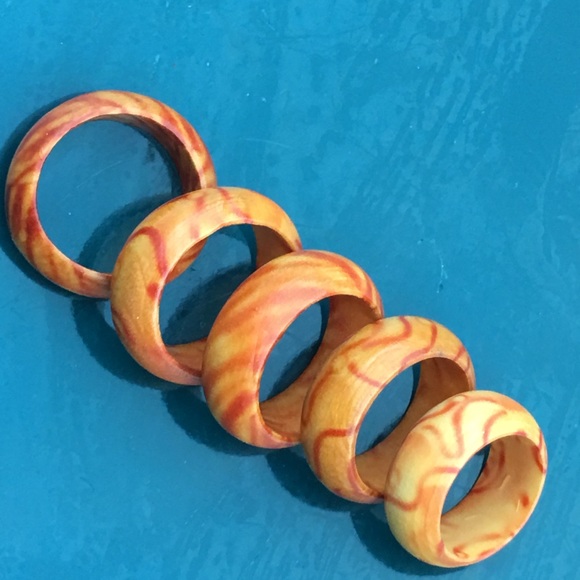 Wavy wooden ring - Picture 2 of 7