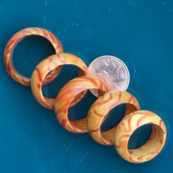 Wavy wooden ring - Picture 3 of 7