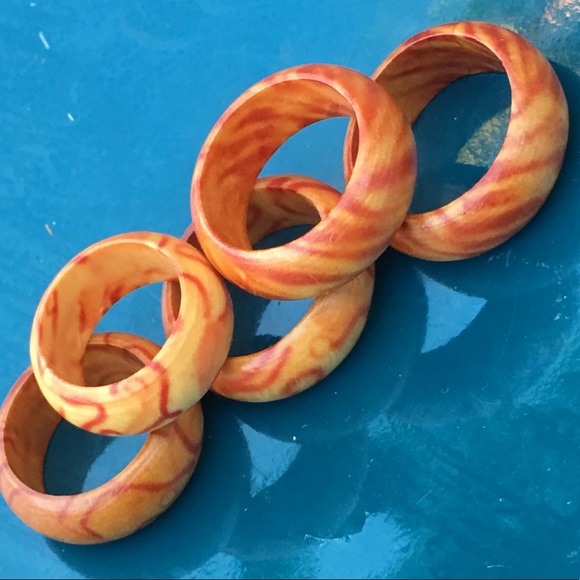 Wavy wooden ring - Picture 5 of 7