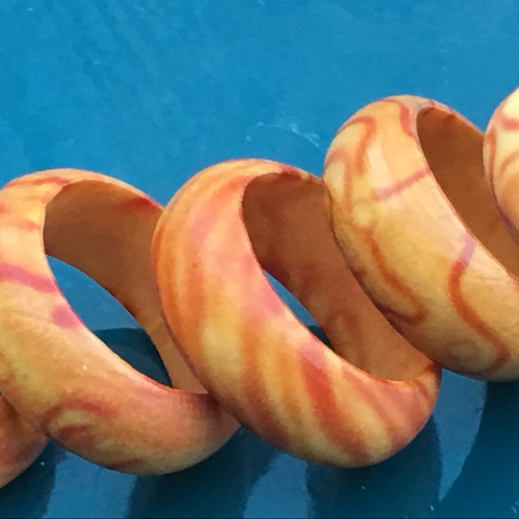 Wavy wooden ring - Picture 6 of 7