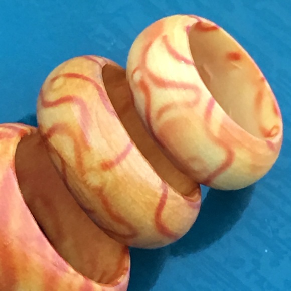 Wavy wooden ring - Picture 7 of 7