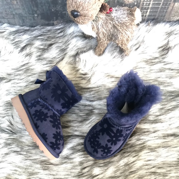 ✨Girl’s UGG Bailey Bow Mini Navy ✨ - Picture 2 of 8