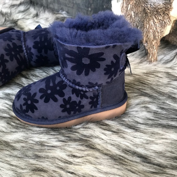 ✨Girl’s UGG Bailey Bow Mini Navy ✨ - Picture 3 of 8