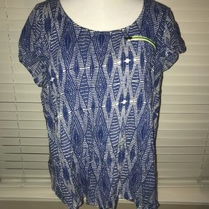 Torrid. Blue and white shapes designed shirt.
